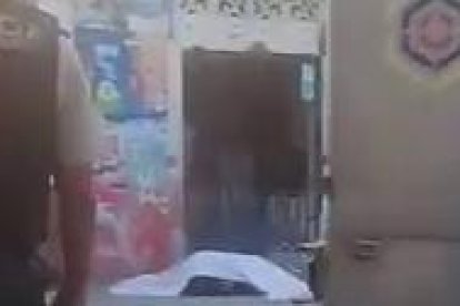 Policías acudieron al sitio para retirar el cuerpo, que estaba fuera de una tienda.