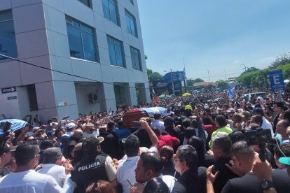 La bandera de Manta cubría el ataúd, que fue llevado en hombros por amigos y colaboradores.