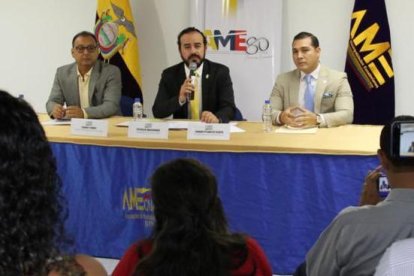 Patricio Maldonado (c), en rueda de prensa como presidente de la AME.