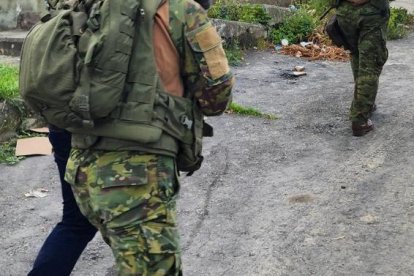 Guías penitenciarios siguen retenidos y se militarizan tres subestaciones eléctricas en Esmeraldas.