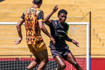 Jefferson Arce debutó en la derrota 2-1 de Barcelona en el amistoso contra Libertad, que se disputó el miércoles 26 de julio de 2023 en el estadio Monumental.