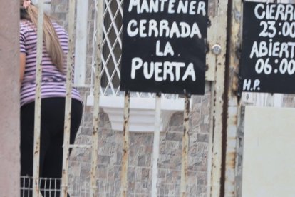 En un callejón cercano adonde mataron a cuatro personas el 18 de julio, moradores colocaron letreros para pedir el cierre de la puerta e indicar el horario en que estará con seguro.