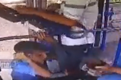 El momento del atraco, con el menor amenazando con un cuchillo.