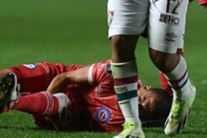 Luciano Sánchez (suelo) sufrió una terrible lesión por parte del brasileño Marcelo, quien se toma la cabeza al observar cómo quedó la pierna del defensa argentino.