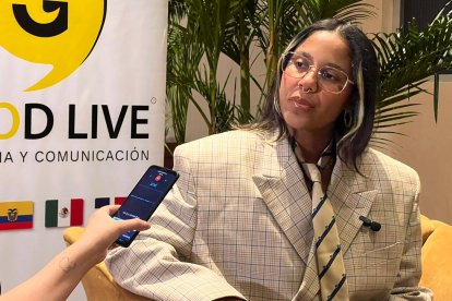 En su paso por Guayaquil recibió a la prensa con un terno oversized para promocionar su gira ‘Popola Presidente’.