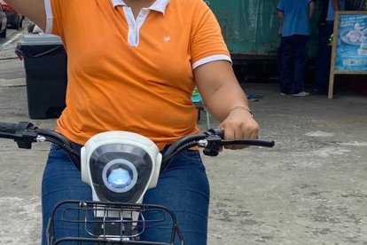 Fernando García se ganó la moto eléctrica solo por ser lectora de EXTRA.