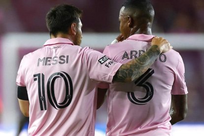 Para la historia, Lionel Messi sale abrazando a Arroyo de un partido del Inter Miami.