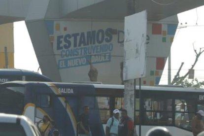 El puente peatonal del que se lanzó la fémina, en Daule.