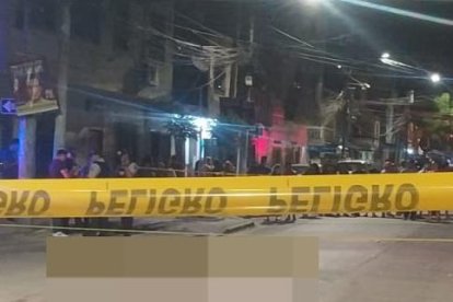 El asesinado quedó en la calle.