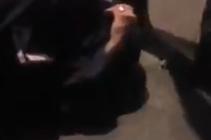 El hombre fue golpeado en media calle.