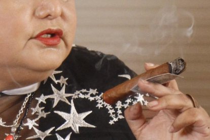 Brujita Shirley en acción fumando los cigarros con el ayuahuasca.