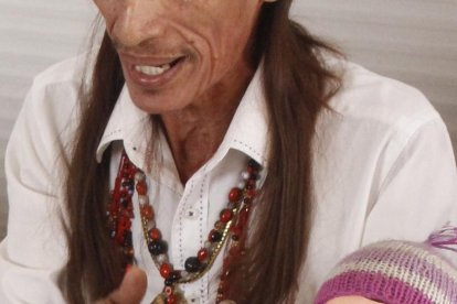 Rossel de los Santos haciendo su trabajo con los candidatos.