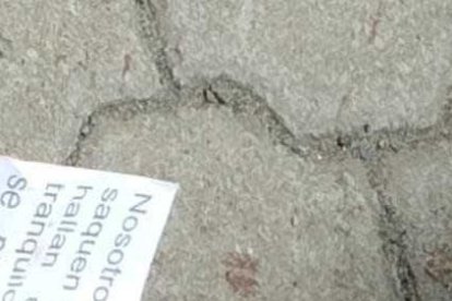 Bajo el brazo de una víctima dejaron un escrito.