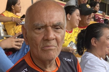 Celeste y José podrían ser los hinchas con mayor edad en el estadio Monumental.