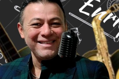 Xavier Enrique recibió un premio en la ‘Yoni’ por sus 30 años en la música.