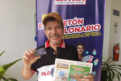 ¡Qué suertudo es Saúl Vaca! A la primera giró, ganó y celebró el regalo que se llevó con su EXTRA.