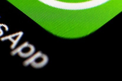 Vista el logo de la aplicación de mensajería WhatsApp en un teléfono móvil, en una fotografía de archivo.