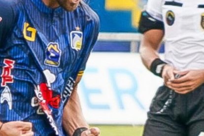 Facundo Castelli, de Delfín, le hizo dos goles a Libertad.