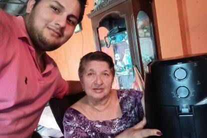 Carlos Vera es el ganador de un air fryer. Su mamá fue la que más se alegró con el premio, pues es para ella.