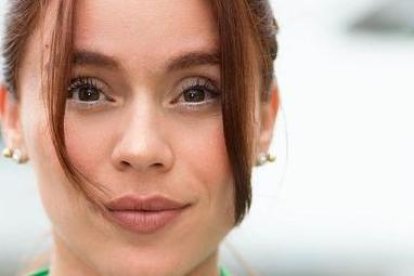 Tiene 10 años en Ecuador. Llegó a ser parte del reality de competencia Calle 7.