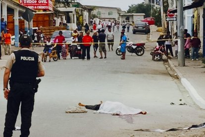En Anconcito, con balazos en la cabeza, Lenin Iler Reyes cayó muerto en una calle.
