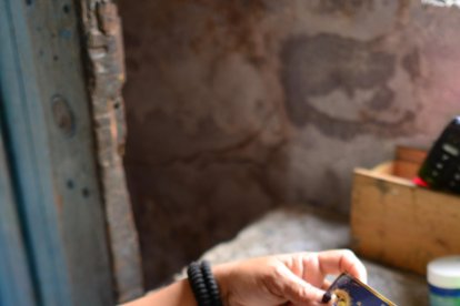 María Cañarte observa orgullosa las fotos que le tomaron el día de su graduación de bachiller