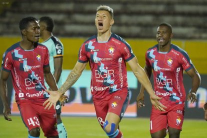 Byron Palacios (c) marcó el primer gol de El Nacional en el empate con Cumbayá.