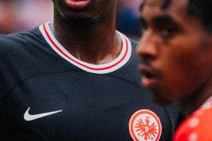 William Pacho se afianzó como titular en Eintracht Fráncfort.