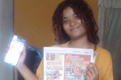 Katherine felizota muestra el diario que la convirtió en ganadora de una orden de compras.