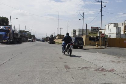 El hecho ocurrió en la intersección de la calle Daniel Comboni y la avenida 25 de Julio, la noche del lunes 28 de agosto de 2023.