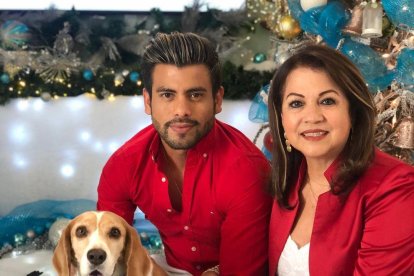 Efraín Ruales y su mamá durante una sesión de fotos.