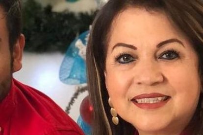 Efraín Ruales y su mamá durante una sesión de fotos.