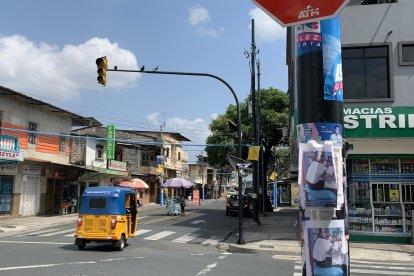No solo vehículos convencionales circulan por estas calles, si no también pequeñas carretas y 'tricimotos' que corren más riesgo sin semáforos.