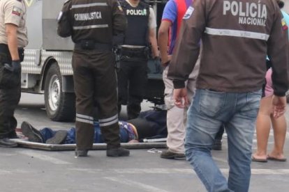 Hubo que atender la emergencia en medio de la vía, donde quedó el cadáver.