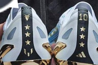 Las nuevas botas de Lionel Messi tienen 3 estrellas, que hacen alusión a los 3 mundiales ganados por Argentina.