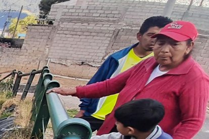 En la quebrada se ha colocado un plástico para proteger el sitio de las lluvias.