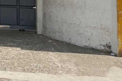 Los padres de familia deben esperar a sus hijos en el exterior del plantel.