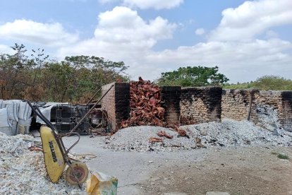 Carteles de clausura se colocaron en las instalaciones.