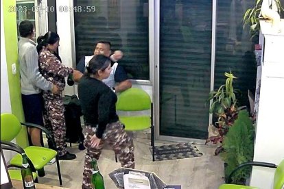 El video de las guías penitenciarias bailando con dos hombres.