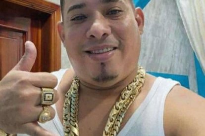 Junior Roldán solían presumir ostentosas cadenas y anillos de oro sólido.