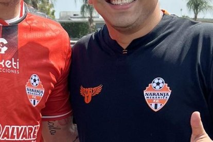 Jonathan Álvez en Guayaquil con la camiseta de Naranja Mekanica, el barcelonista Fecho Mera le dio la bienvenida.