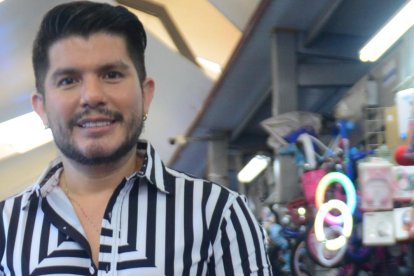 Al finalizar 

su día de shopping en la Bahía se ‘pegó’ su respectiva agua de coco para calmar la sed.