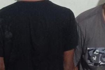 Los sospechosos luego de ser detenidos por los policías.