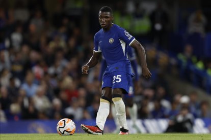 Moisés Caicedo fue titular en el triunfo que el Chelsea alcanzó frente al Brighton, en la Copa de la Liga de Inglaterra.