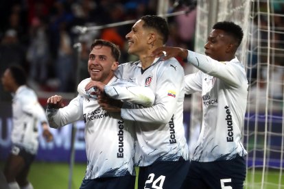 Lucas Piovi (i) de Liga celebra un gol con Paolo Guerrero (c) y Óscar Zambrano, en un partido de las semifinales de la Copa Sudamericana entre Liga de Quito y Defensa y Justicia.