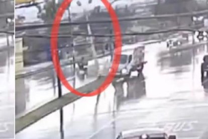 Captura de ambos instantes en los que el motociclista se salvó de morir.