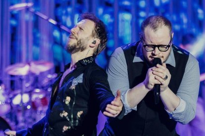 Sin Bandera es un dúo argentino-mexicano formado por el argentino Noel Schajris y el mexicano Leonel García en 2000.