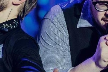 Sin Bandera es un dúo argentino-mexicano formado por el argentino Noel Schajris y el mexicano Leonel García en 2000.