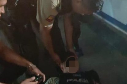 El hombre fue asistido por sus compañeros y fue llevado a una casa de salud.