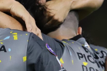 Carlos Rodríguez que le dio los tres puntos a Barcelona, es abrazado por sus compañeros. Fiesta en la afición amarilla.